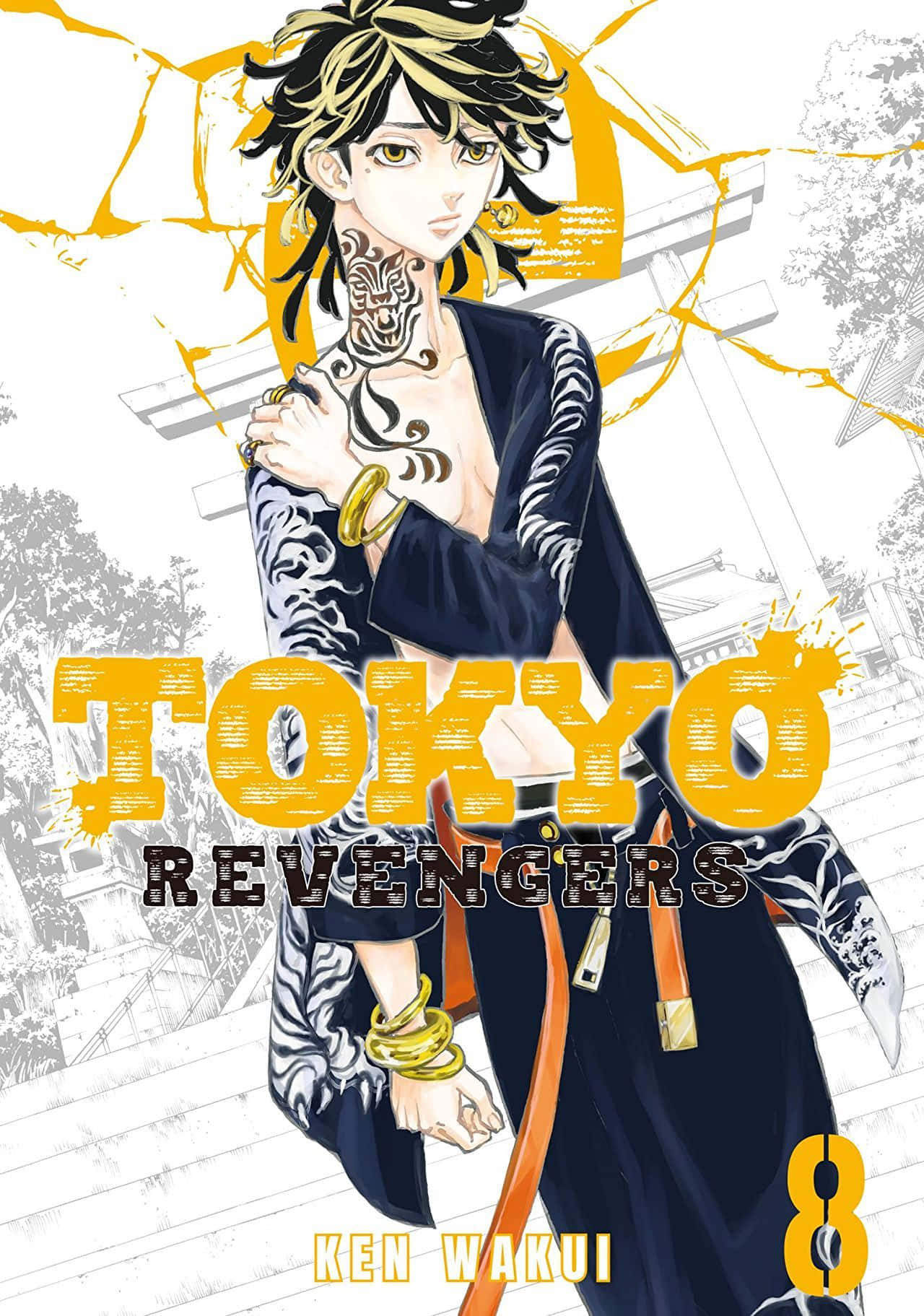 東京卍复仇者 桌布 壁紙 — 一個風格化的動漫角色，帶有刺青和金色飾品，站在神社前，周圍環繞著大膽的黃色裂縫和漫畫文字。
