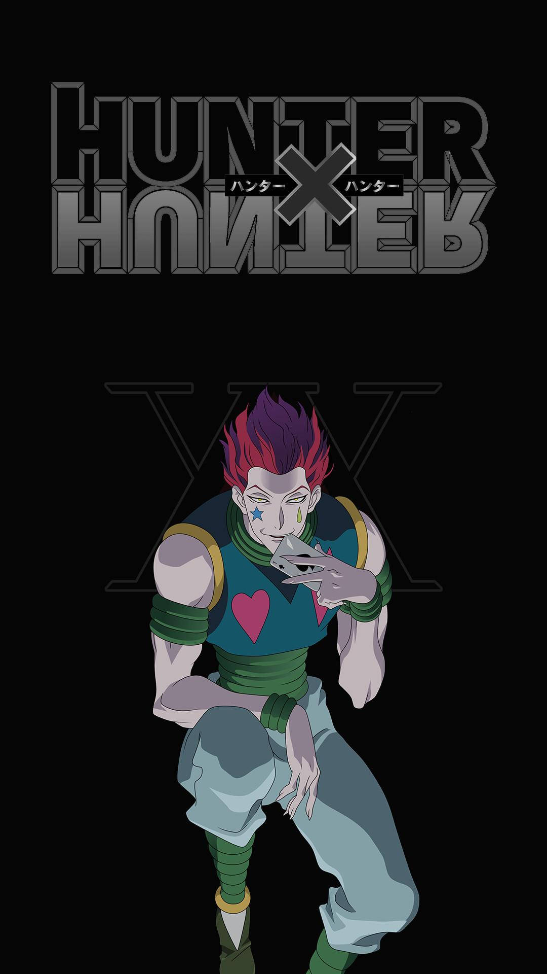 Hunter X Hunter iPhone 桌布 壁紙 — 一個風格化的動漫角色，擁有尖刺的紅色和紫色頭髮，胸前有心形標誌，自信地站在黑色背景前，上方有 Hunter x Hunter 標誌。