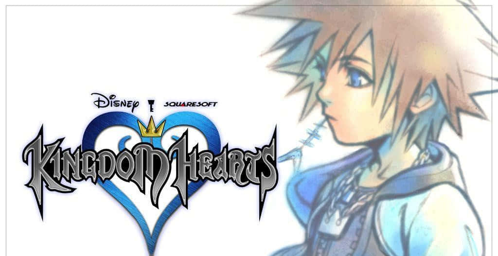 Kingdom Hearts Sora 桌布 壁紙 — 一個風格化的動漫角色，擁有尖刺頭髮和藍色眼睛，在Kingdom Hearts標誌右側凝視。