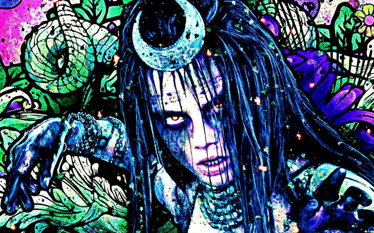 Enchantress 桌布 壁紙 — 一個風格化的動漫角色，擁有發光的眼睛和新月形頭飾，從充滿活力的迷幻樹葉中浮現。