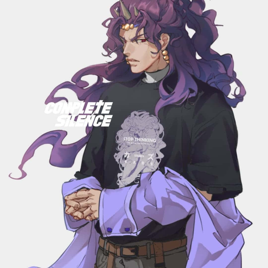 Jojo's Bizarre Adventure Kars 桌布 壁紙 — 一個風格化的動漫角色，擁有紫色頭髮和角，自信地穿著黑色襯衫和紫色外套，站在純色背景前。