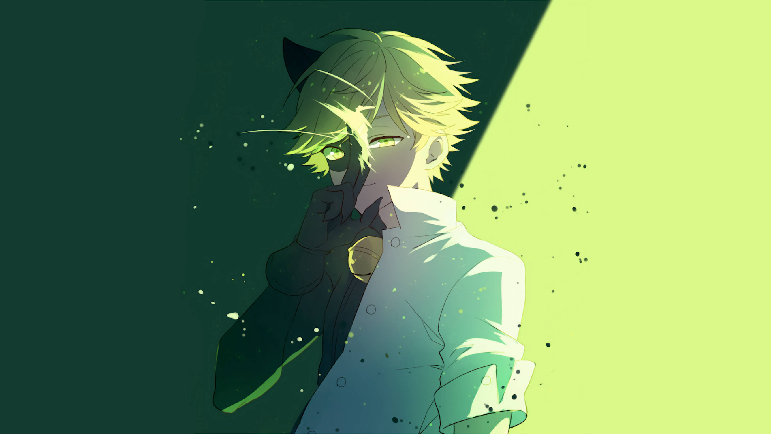 Adrien 桌布 壁紙 — 一個風格化的動漫角色，擁有貓耳和發光的眼睛，在黑暗背景前站在戲劇性的綠色光線中。
