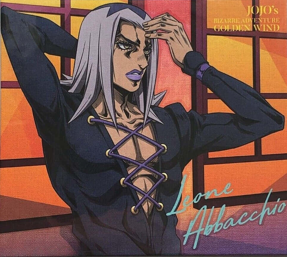 Leone Abbacchio 桌布 壁紙 — 一個風格化的動漫角色，擁有銀色頭髮和紫色嘴唇，在溫暖的橙色窗框背景下自信地擺姿勢。