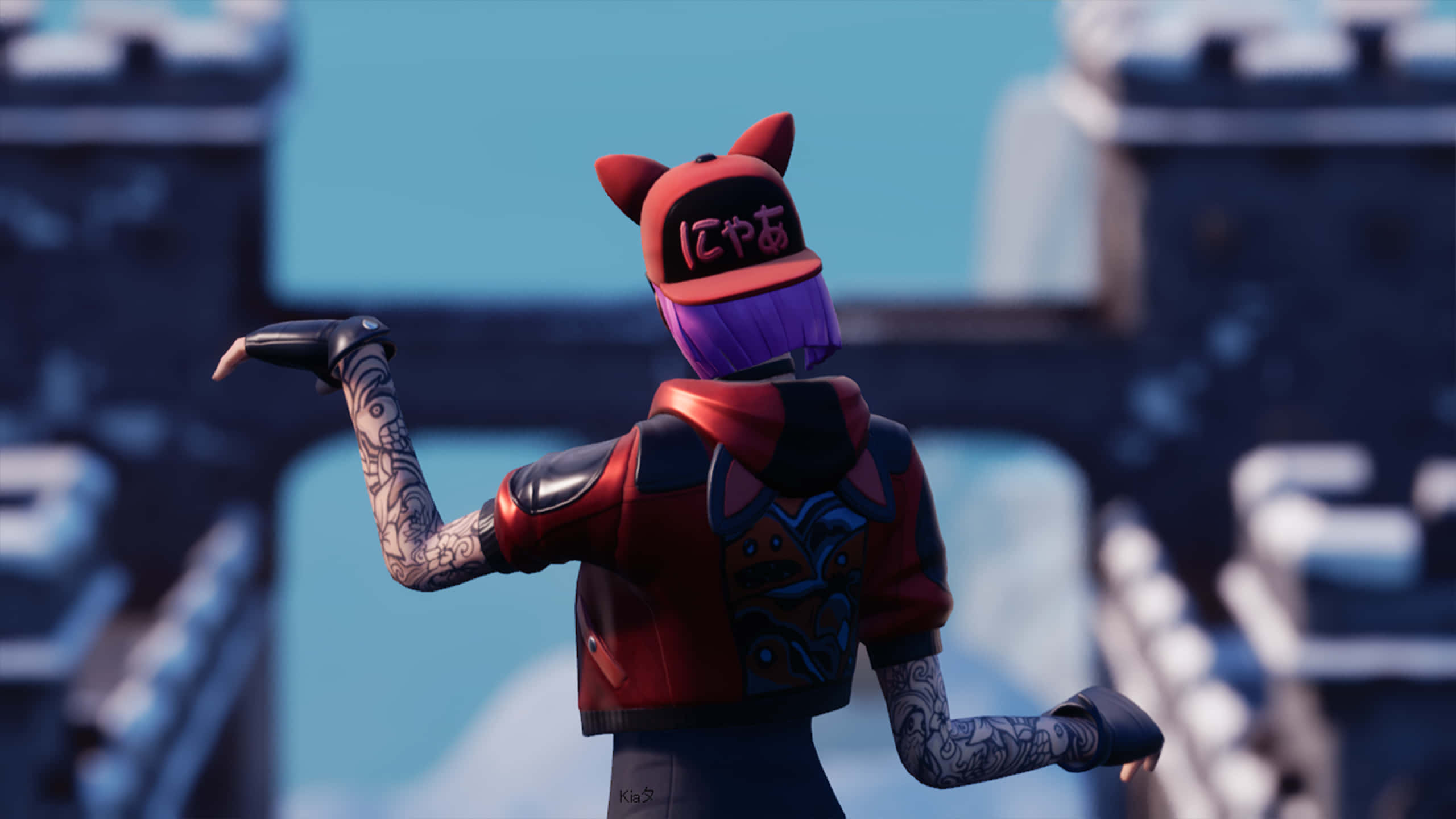 Fortnite Character 桌布 壁紙 — 一個風格化的動漫角色，紫色頭髮，戴著紅色帽子，站在一座橋上，俯瞰著晴朗藍天下的城市景觀。