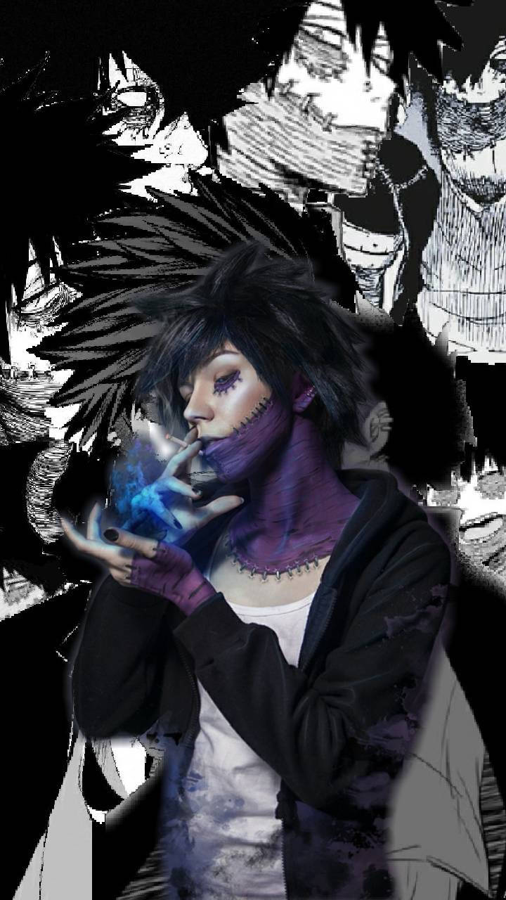 Dabi Aesthetic 桌布 壁紙 — 一個風格化的動漫角色，臉上塗有紫色顏料，雙手發出藍光，在混亂的黑白素描背景中拿著一支香煙。