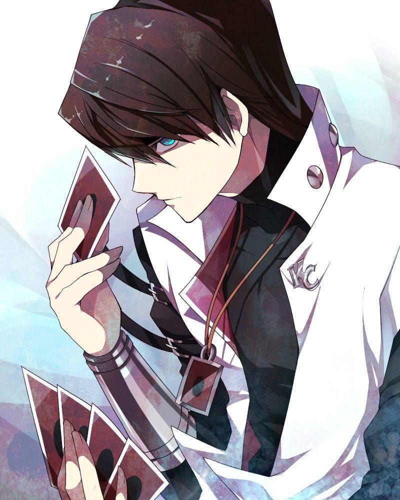kaiba 桌布 壁紙 — 一個風格化的動漫角色，藍眼睛黑頭髮，在柔和的漸變背景前以戲劇性的姿勢手持撲克牌。