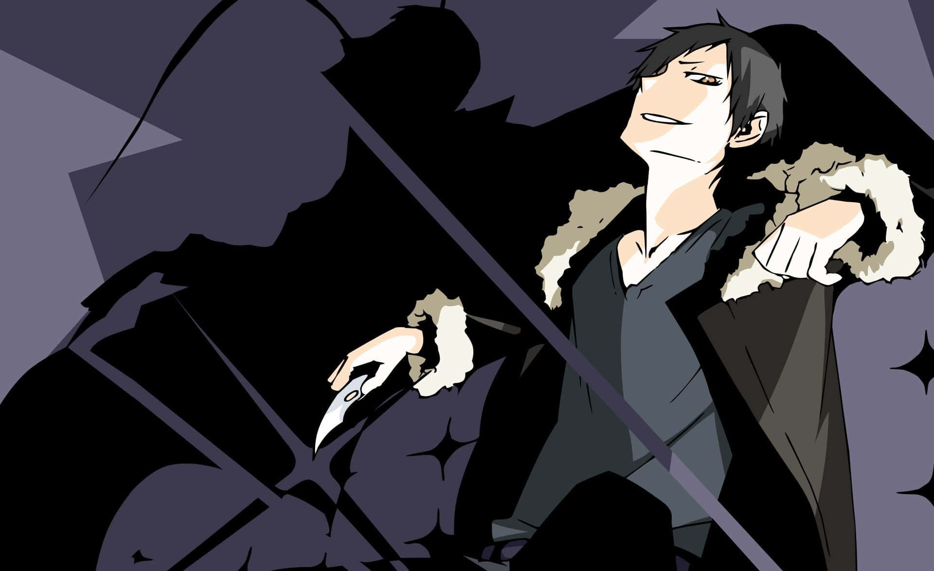 Izaya Orihara 桌布 壁紙 — 一個風格化的動漫角色，身穿深色毛領大衣，挑釁地站在一個手持利刃的陰影剪影面前。