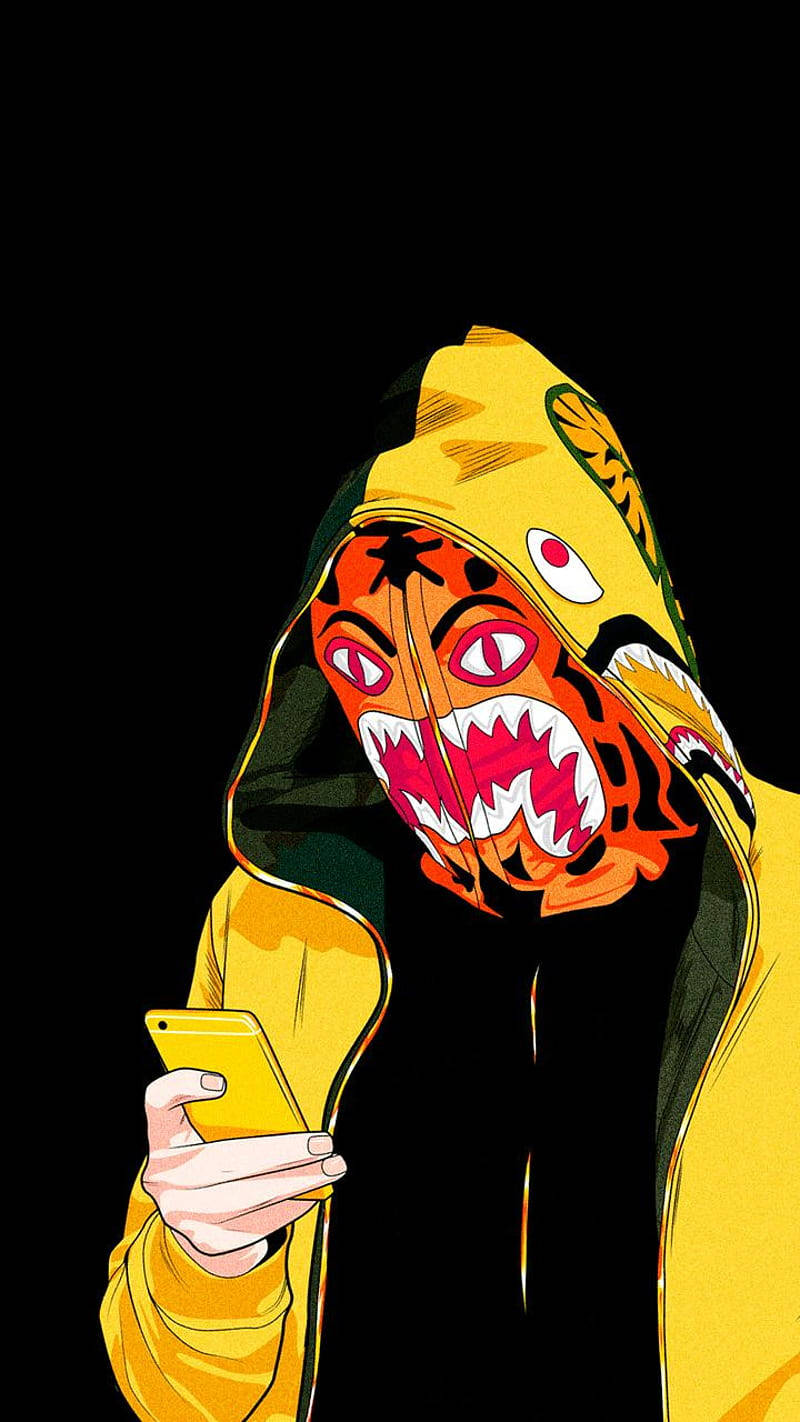 Hoodie 桌布 壁紙 — 一個風格化的動漫角色，身穿黃色連帽衫，戴著老虎面具，在黑色背景前專注地盯著一部黃色手機。