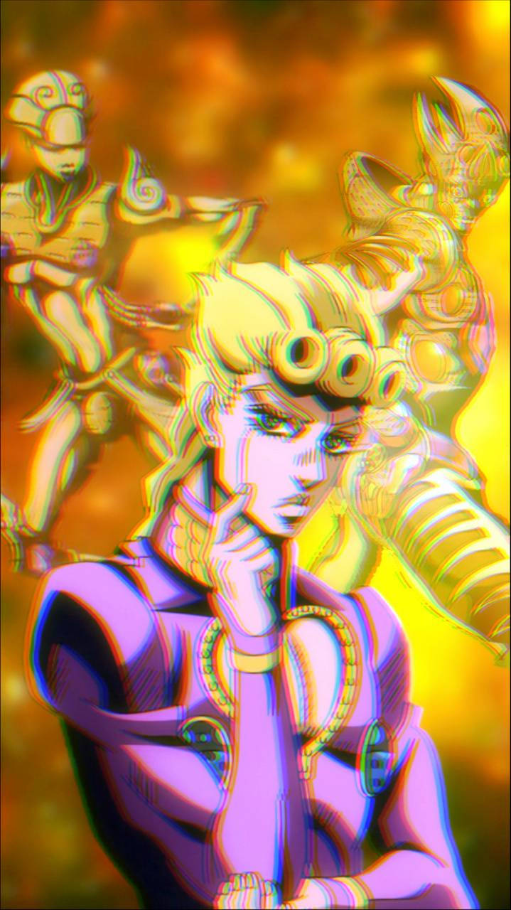 Giorno 桌布 壁紙 — 一個風格化的動漫角色，金髮紫衣，在發光的橙色背景前沉思擺姿勢，伴有幽靈般的身影。