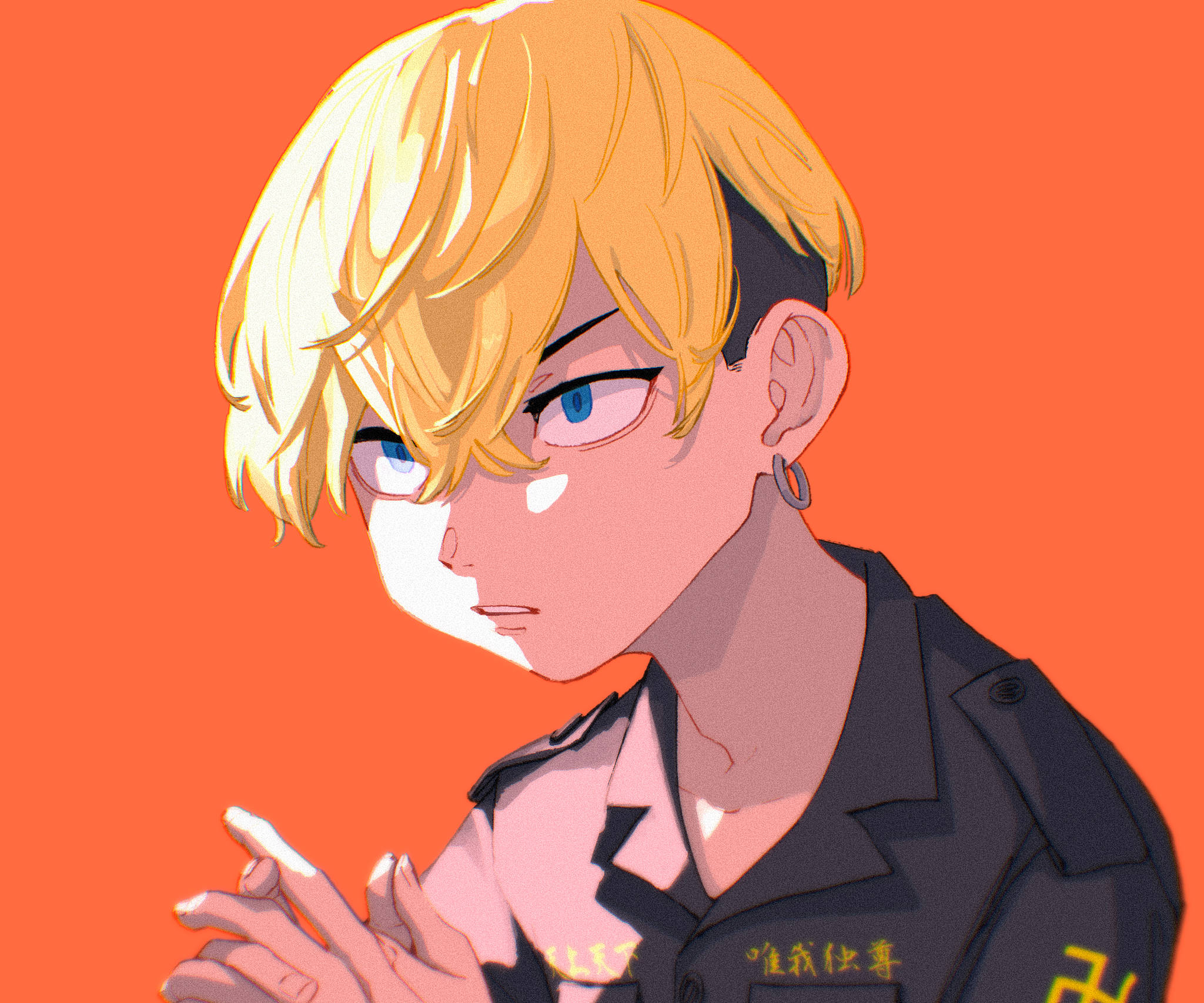 chifuyu matsuno 桌布 壁紙 — 一個風格化的動漫角色，金髮藍眼，在純橙色背景上凝視著。