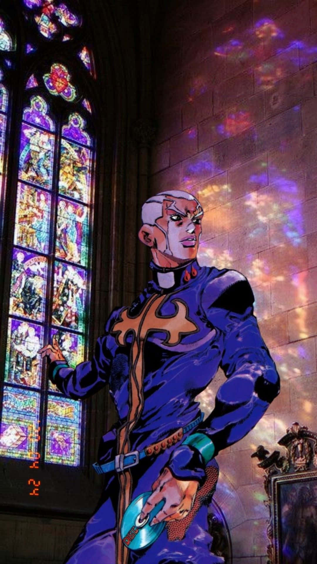 Enrico Pucci 桌布 壁紙 — 一個風格化的動漫角色穿著藍色服裝，自信地站在色彩繽紛的彩繪玻璃窗旁，窗戶將鮮豔的光線投射在石牆上。