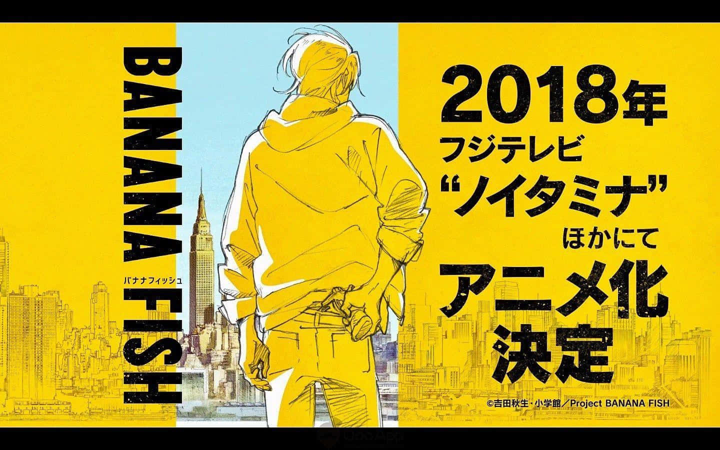 Banana Fish 桌布 壁紙 — 一個風格化的動漫角色穿著黃色連帽衫，在藍天下背光站在城市天際線前。
