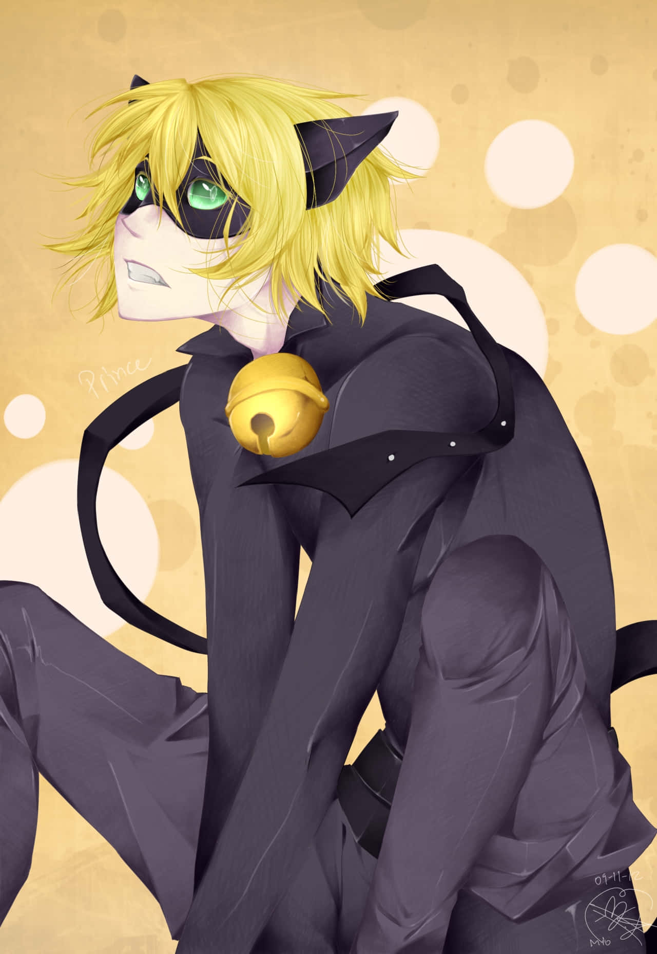 Miraculous Ladybug Adrien 桌布 壁紙 — 一個風格化的動漫貓賊，金髮綠眼，掛著金色鈴鐺，坐在溫暖的散景背景前。