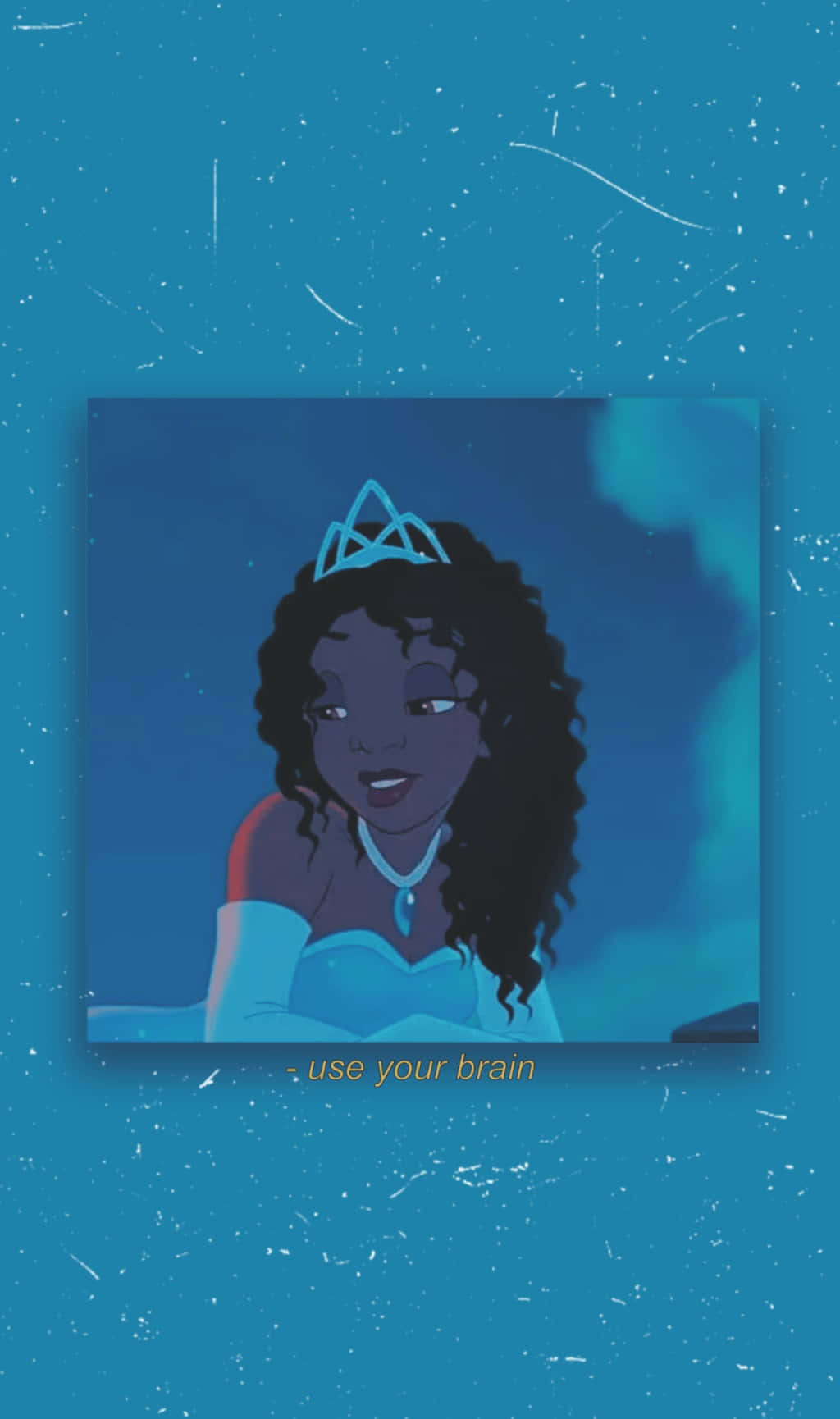 Aesthetic Disney 桌布 壁紙 — 一個風格化的動畫公主，深色皮膚和捲曲頭髮，戴著頭飾和珍珠項鍊，背景是帶紋理的藍色。