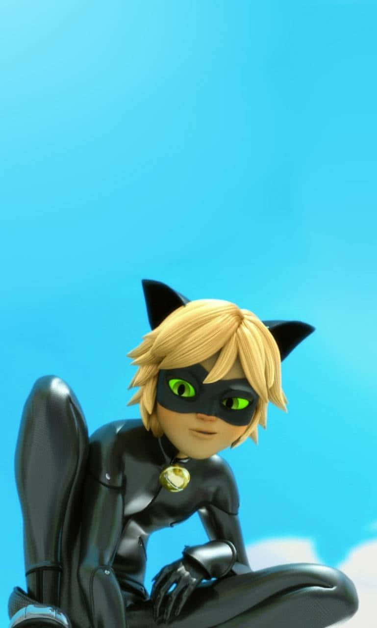 Chat Noir 桌布 壁紙 — 一個風格化的動畫貓英雄，金髮和發光的綠色眼睛，坐在明亮的藍天下擺好姿勢。