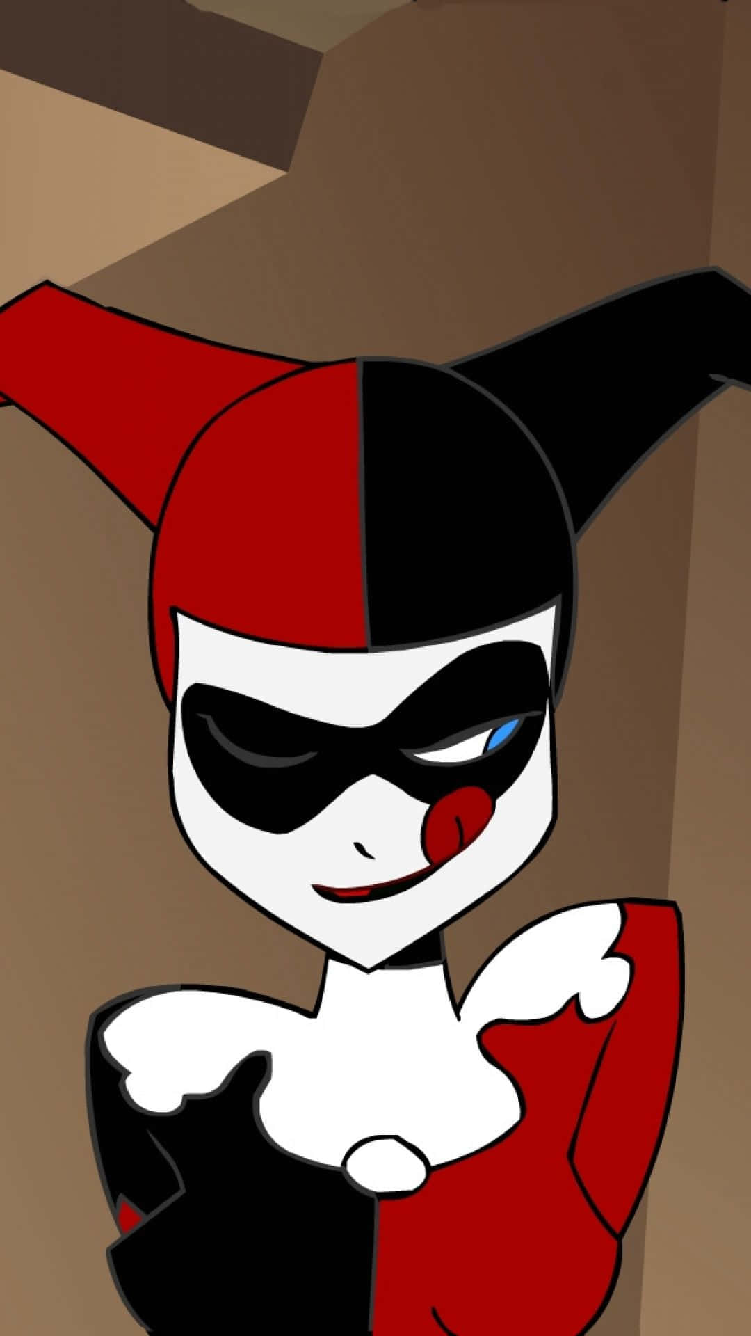 Original Harley Quinn 桌布 壁紙 — 一個風格化的卡通小丑女哈莉·奎茵，戴著紅黑小丑帽，穿著紅黑服裝，在棕色背景前冷笑。