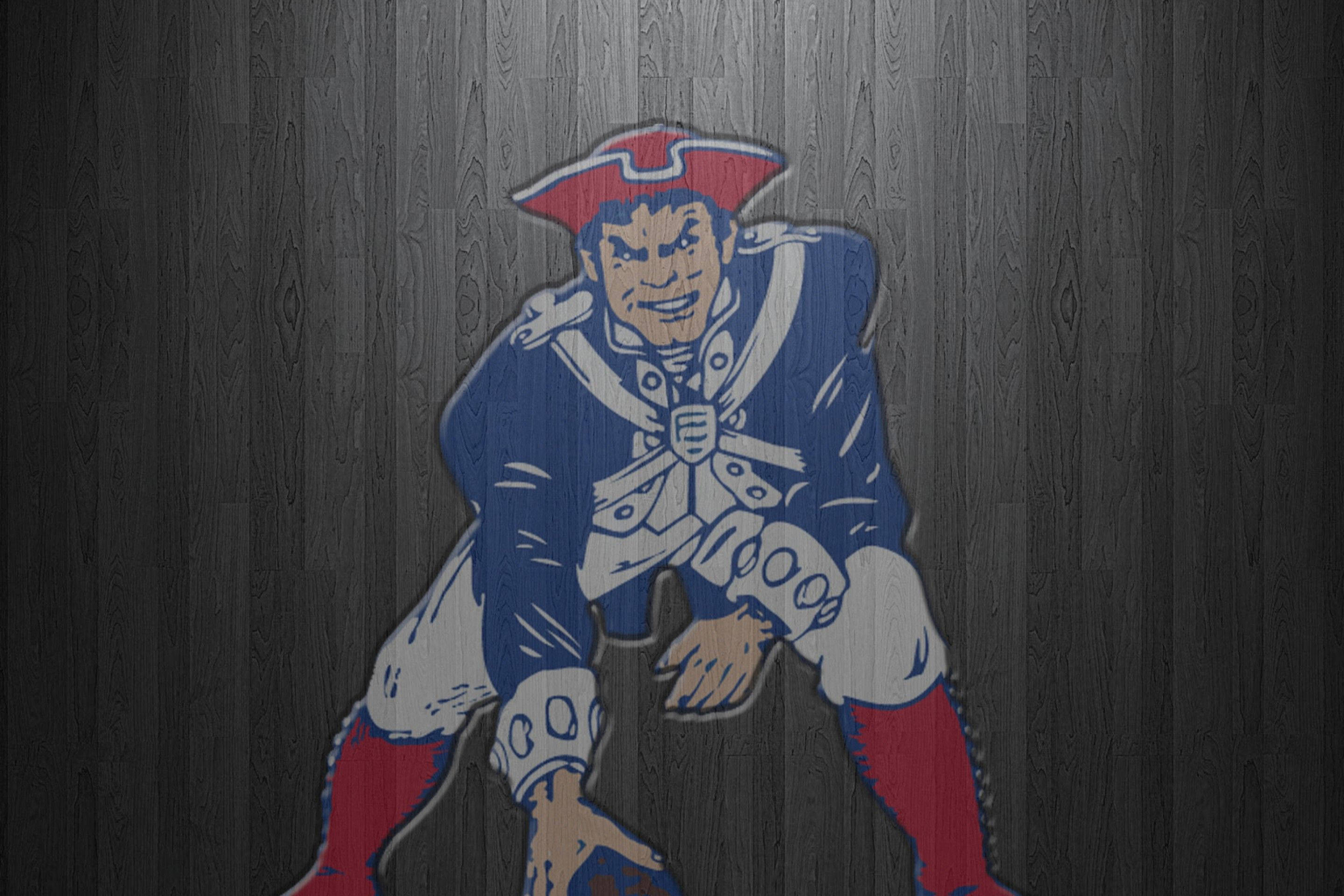 Patriots 桌布 壁紙 — 一個風格化的卡通海盜，身穿藍、紅、白色，蹲在深色木紋背景前。