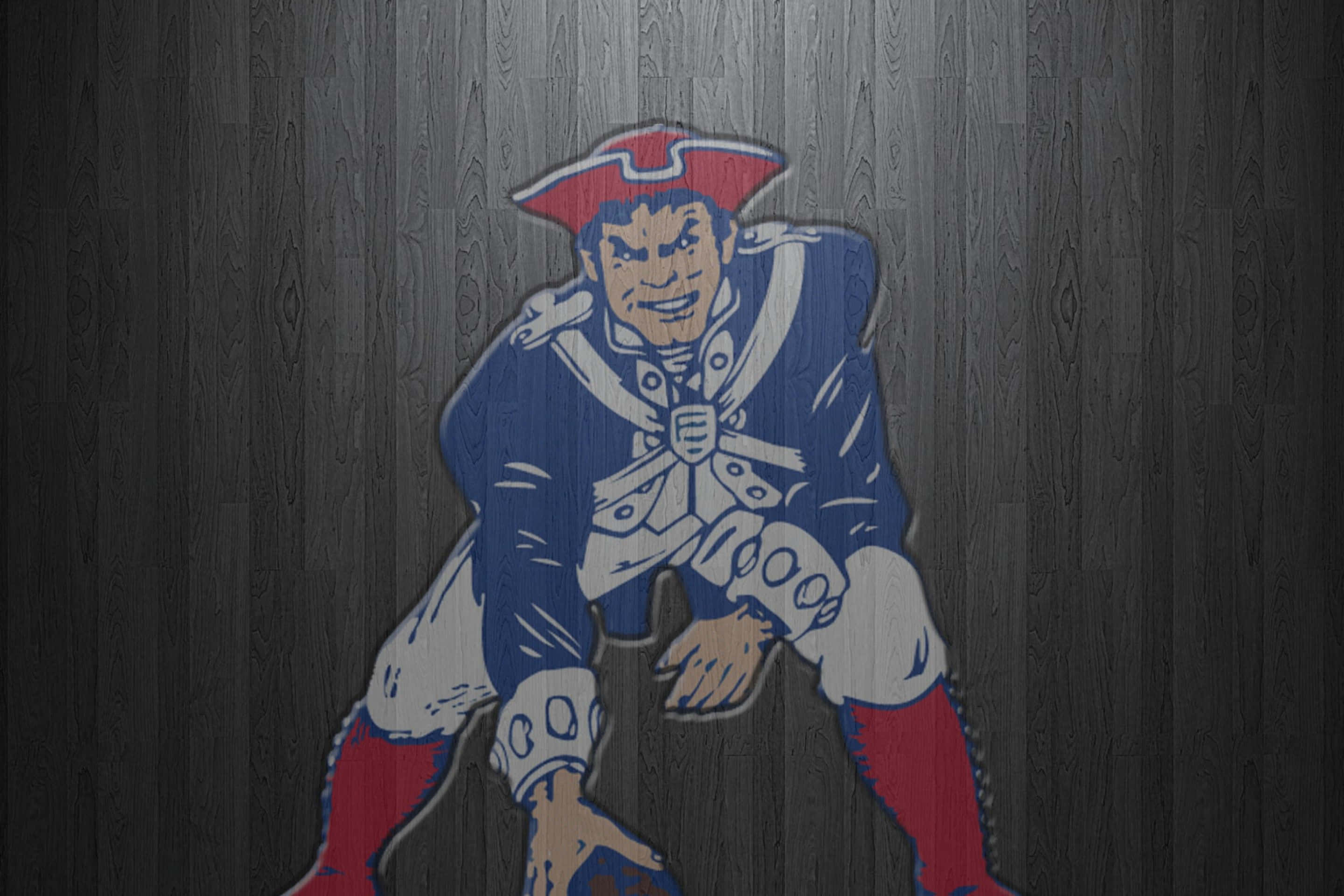 Patriots 桌布 壁紙 — 一個風格化的卡通海盜吉祥物，以藍、紅、白色蹲在深色木紋背景前。