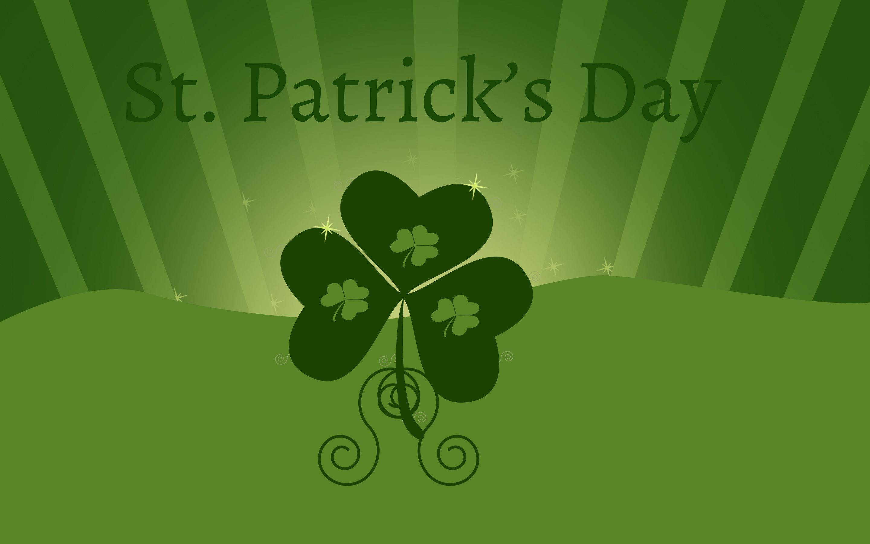 St Patrick's Day 桌布 壁紙 — 一個風格化的四葉草，帶有較小的三葉草和閃光，在帶有 'St. Patrick's Day' 文字的耀眼綠色條紋背景上閃耀。