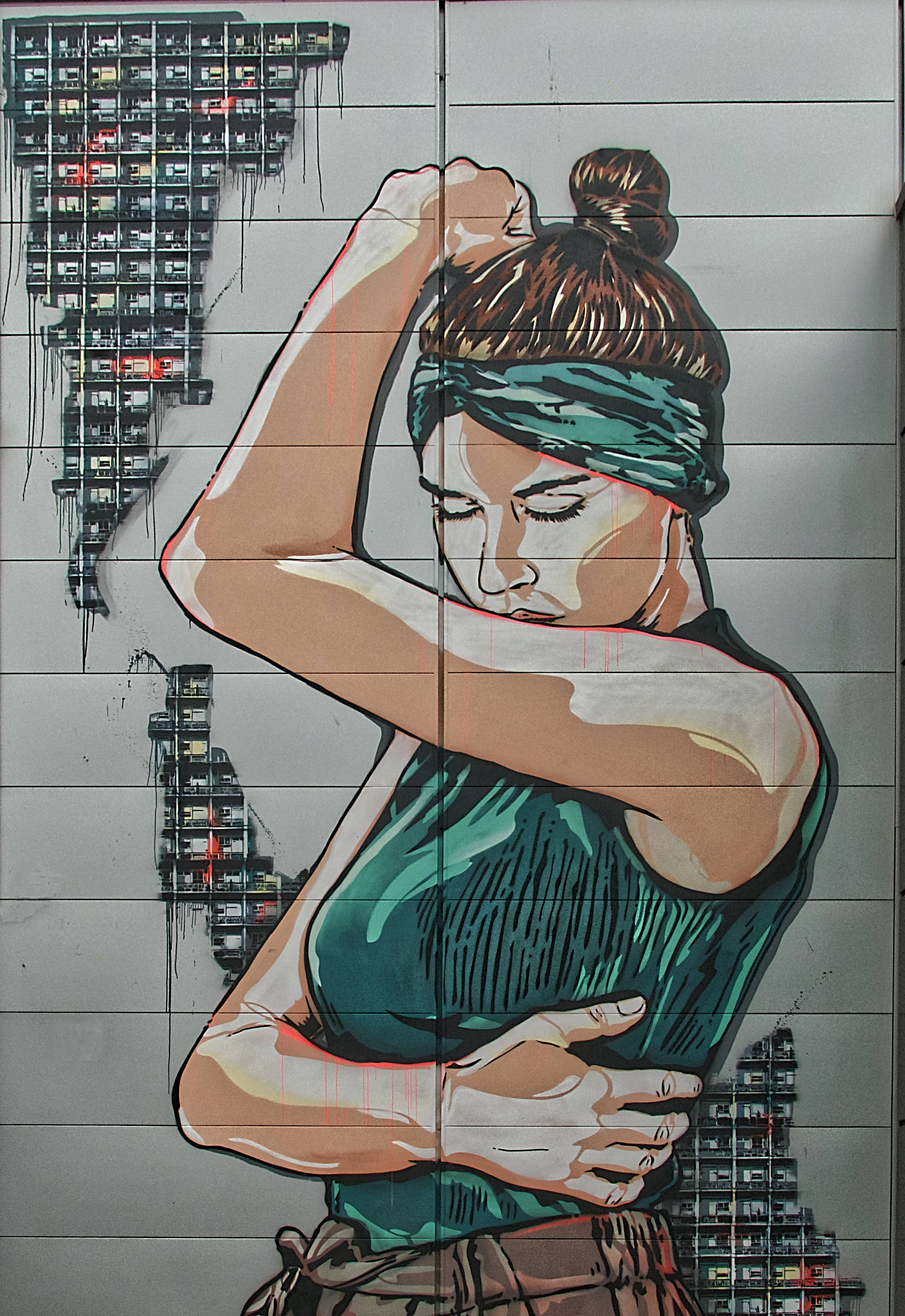 街頭藝術 桌布 壁紙 — 一個風格化的壁畫，描繪一位女性在破碎的城市建築背景下伸展身體。