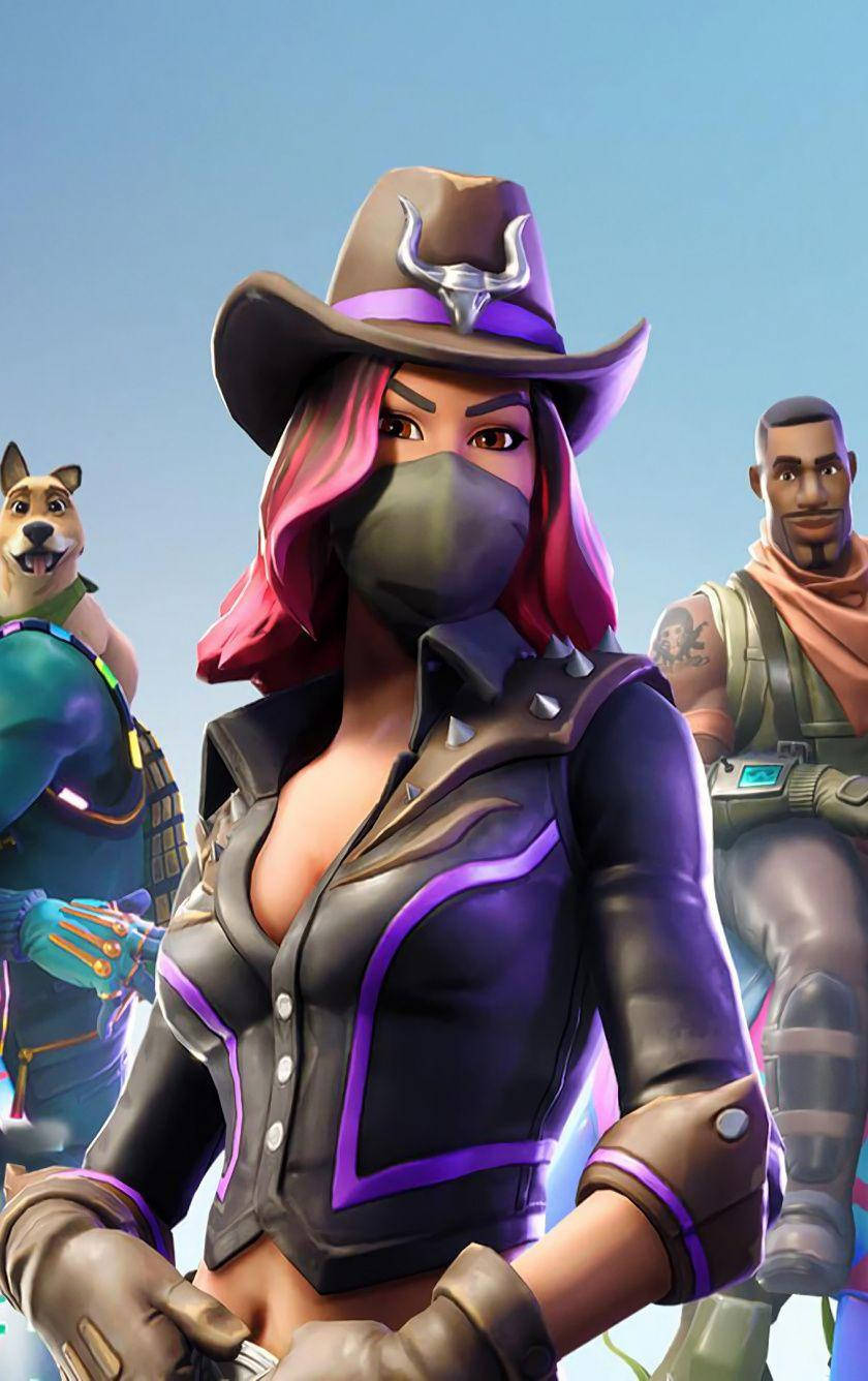 calamity fortnite 桌布 壁紙 — 一個風格化的女性牛仔角色，粉紅色頭髮和面具，與兩個同伴站在中央，背景是清澈的藍天。