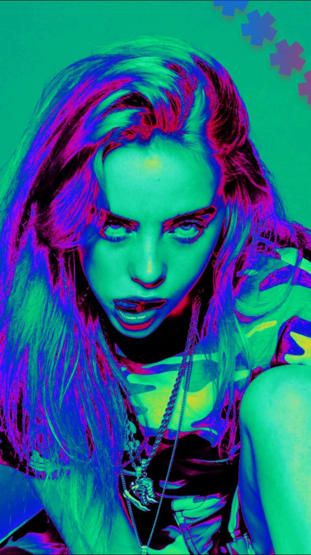 Billie Eilish Purple 桌布 壁紙 — 一個風格化的女性肖像，擁有螢光綠和紫色頭髮以及發光的眼睛，背景是充滿活力的藍綠色。