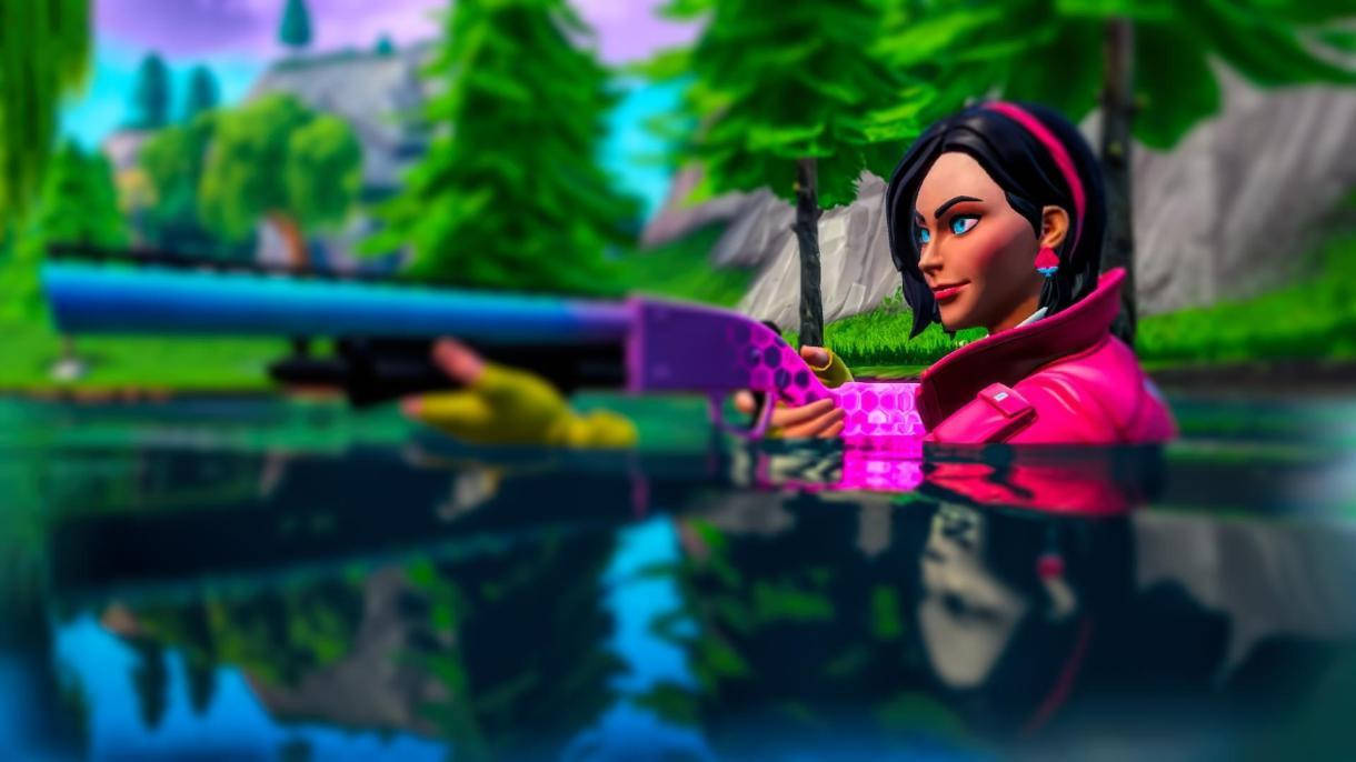 Fortnite 縮圖 桌布 壁紙 — 一個風格化的女性角色穿著粉紅色外套，在水中涉水，手持色彩繽紛的獵槍，背景是森林和山丘。