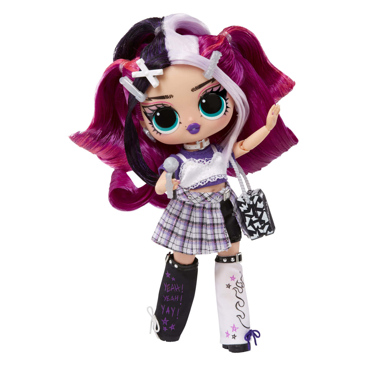 Lol Dolls 桌布 壁紙 — 一個風格化的娃娃，擁有鮮豔的紫色和黑色頭髮，手持麥克風，並與一個圖案手袋一起擺姿勢。