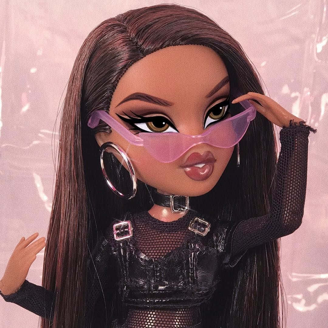 Bratz 桌布 壁紙 — 一個風格化的娃娃，長長的棕色頭髮，戴著粉紅色太陽眼鏡和黑色網狀服裝，背景是柔和的粉紅色。