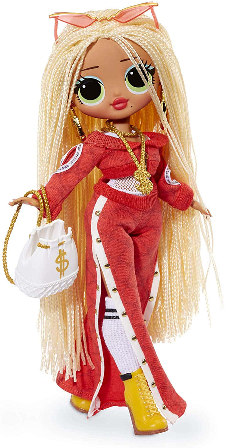 Lol Doll 桌布 壁紙 — 一個風格化的娃娃，長長的金色辮子和超大的綠色眼睛，穿著紅色運動服、金鏈和黃色靴子，手持一個帶有美元符號的白色錢包。