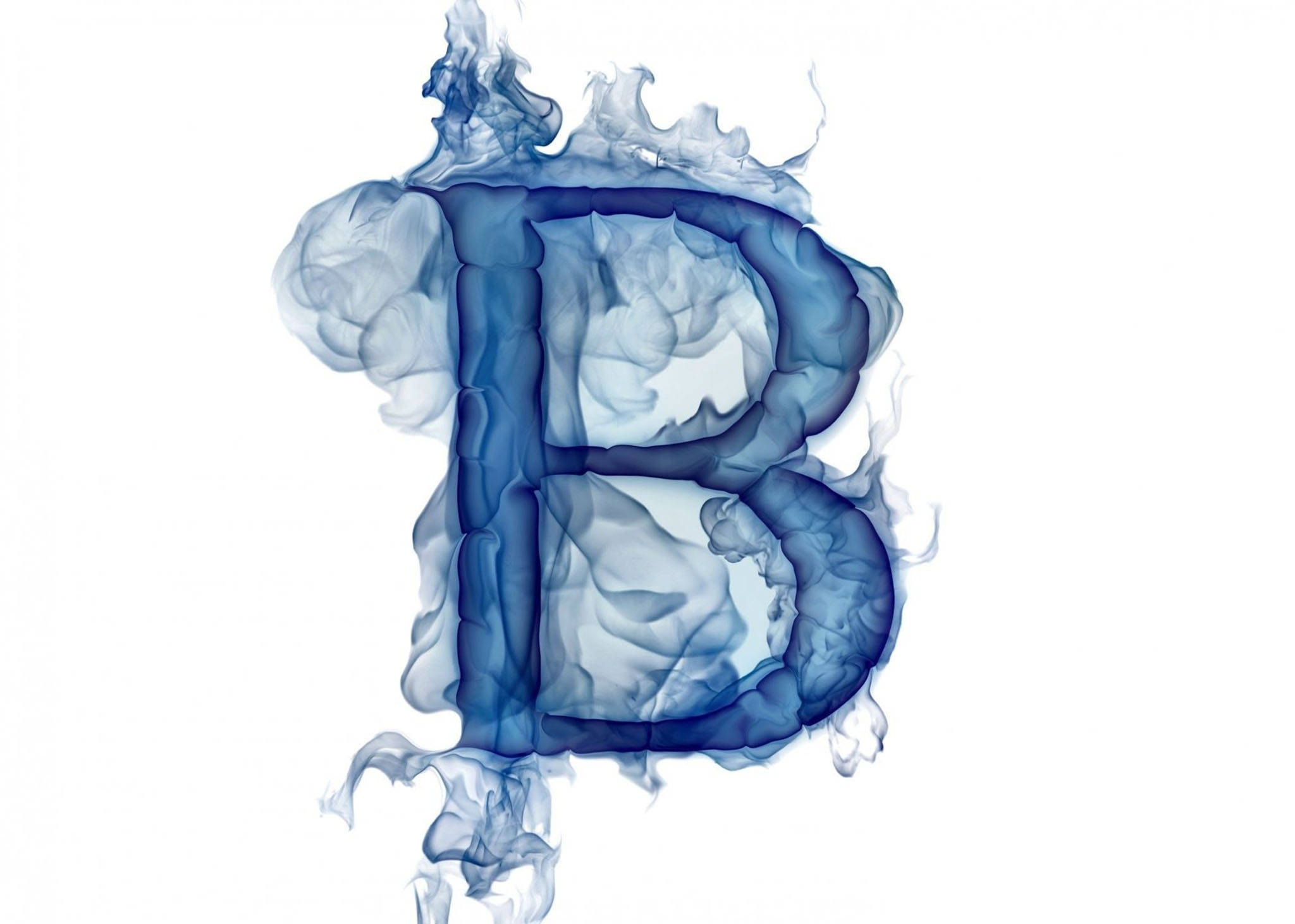 字母B 桌布 壁紙 — 一個風格化的字母B，由旋轉的藍色煙霧在純白背景上形成。