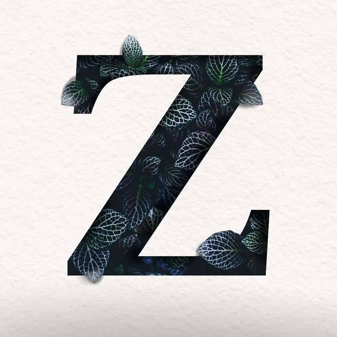 Z 桌布 壁紙 — 一個風格化的字母Z，填充深綠色葉子，置於有紋理的米白色背景上。