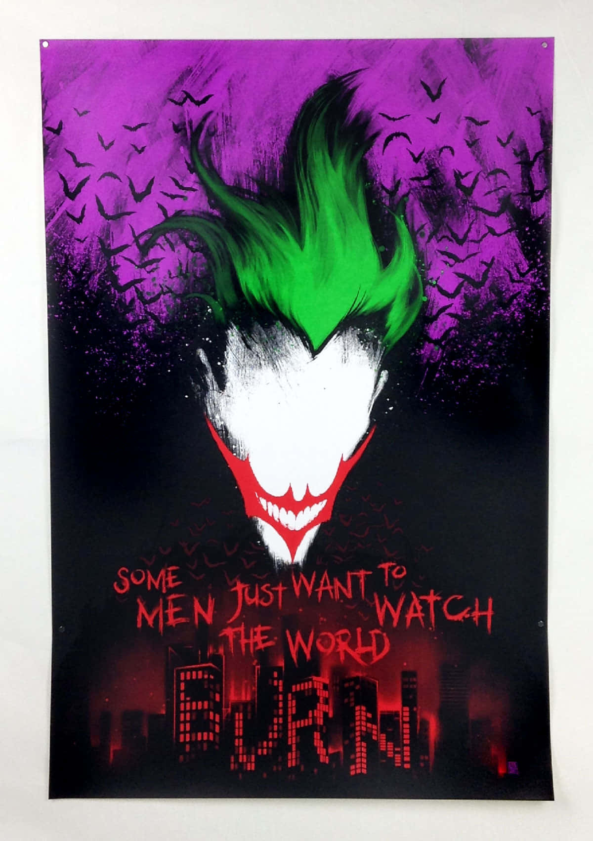 Dark Joker 桌布 壁紙 — 一個風格化的小丑，綠髮紅唇，背景是紫色天空，滿是蝙蝠和燃燒的城市景觀。