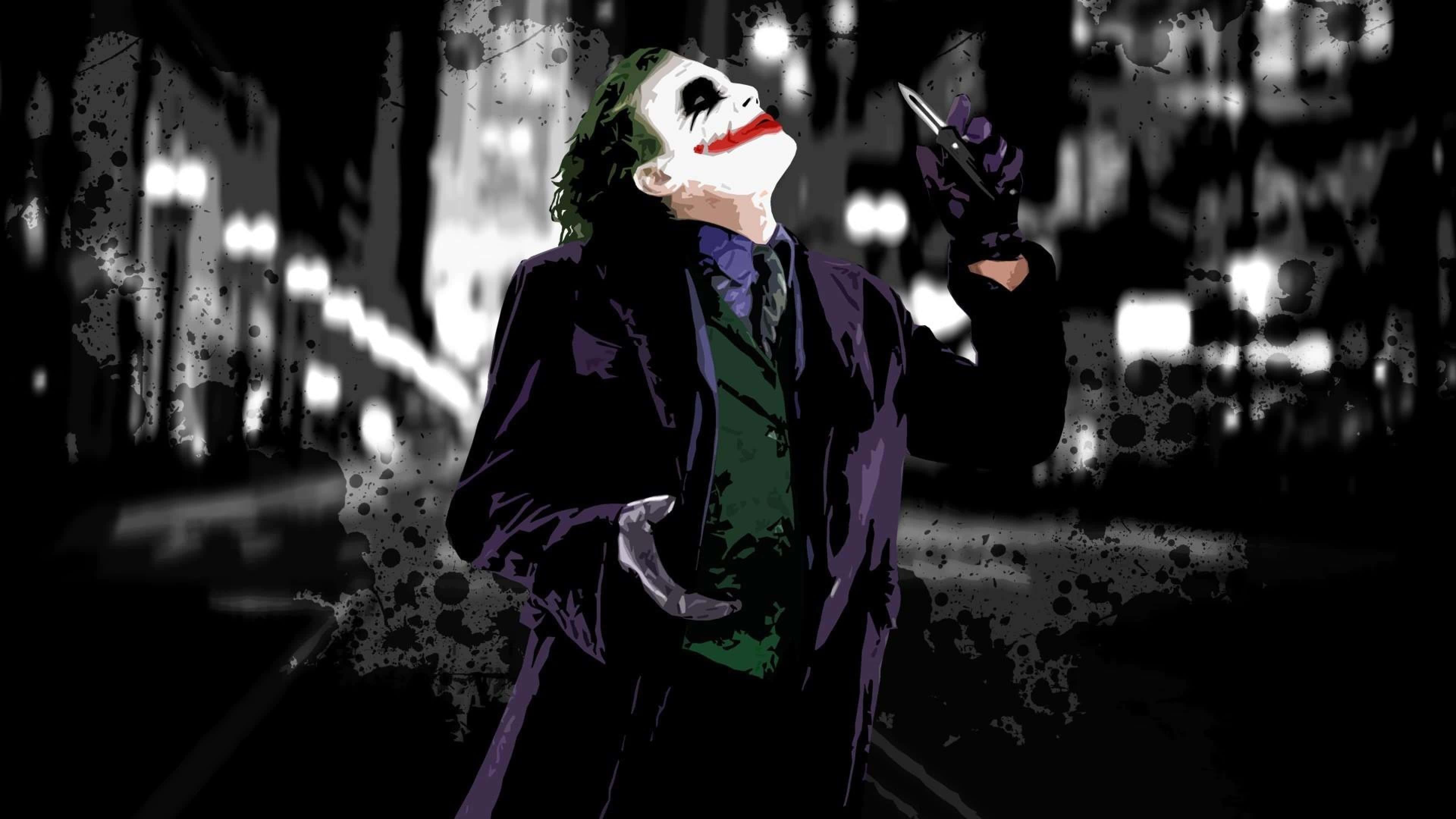 Dark Knight Joker In 4K Ultra HD 桌布 壁紙 — 一個風格化的小丑穿著紫色西裝，在 gritty 的城市背景下拿著刀，帶有墨水飛濺效果。