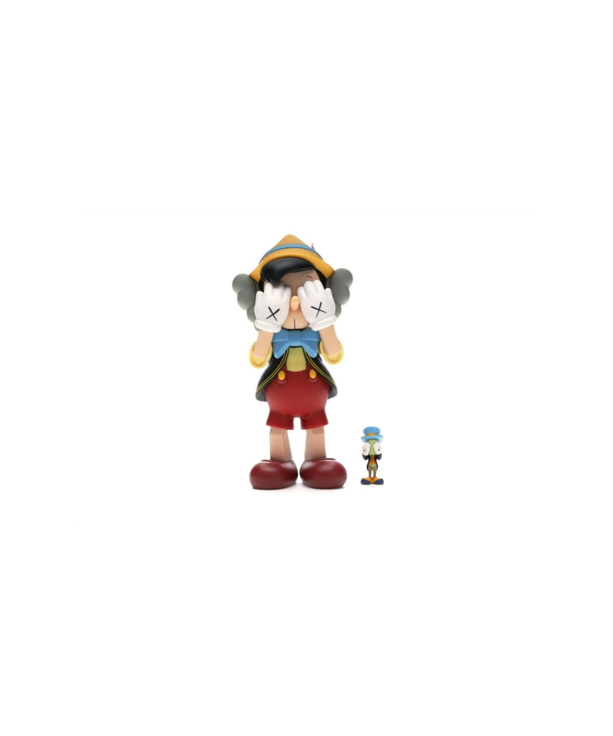 Kaws Figures 桌布 壁紙 — 一個風格化的小木偶皮諾丘公仔用帶有X標記的手遮住眼睛，旁邊有一個迷你版本，背景是純白色。