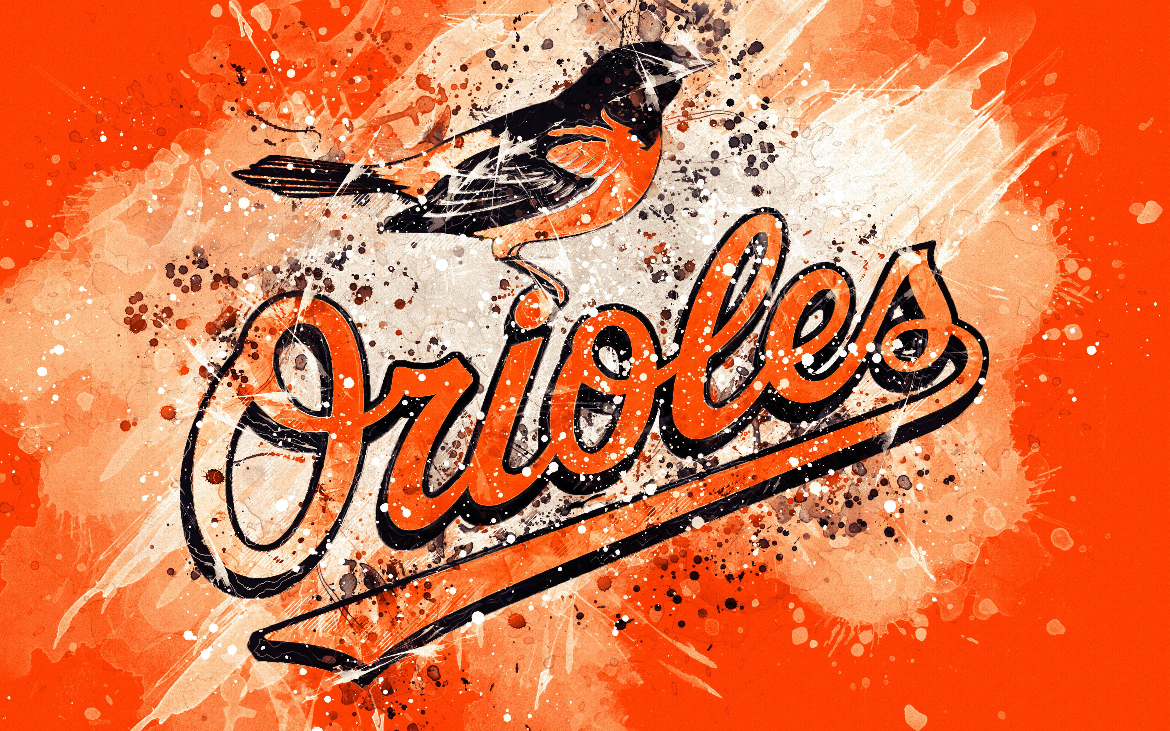 Orioles 桌布 壁紙 — 一個風格化的巴爾的摩金鶯隊標誌，有一隻鳥棲息在粗體橙色文字上方，背景是橙色和白色的潑濺效果。