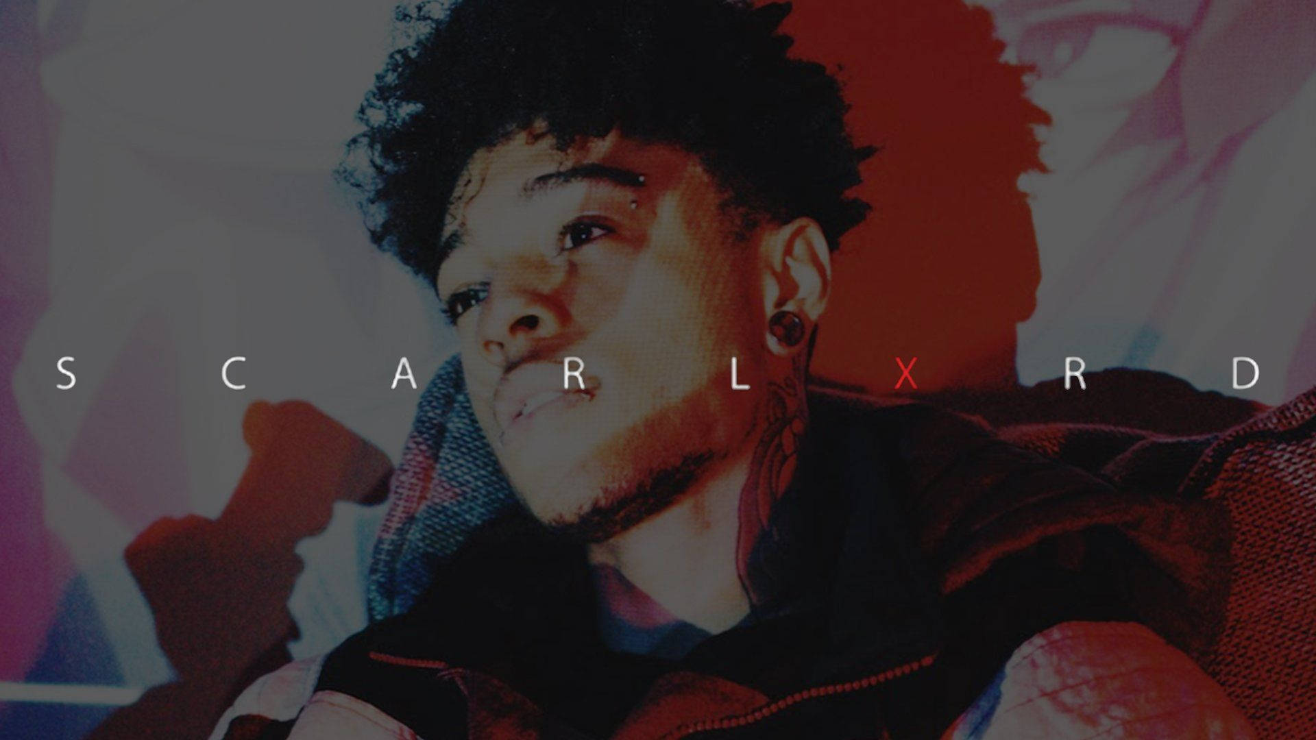 Scarlxrd 桌布 壁紙 — 一個風格化的年輕男子肖像，擁有捲髮和刺青，背景是充滿活力的抽象紅紫色調。