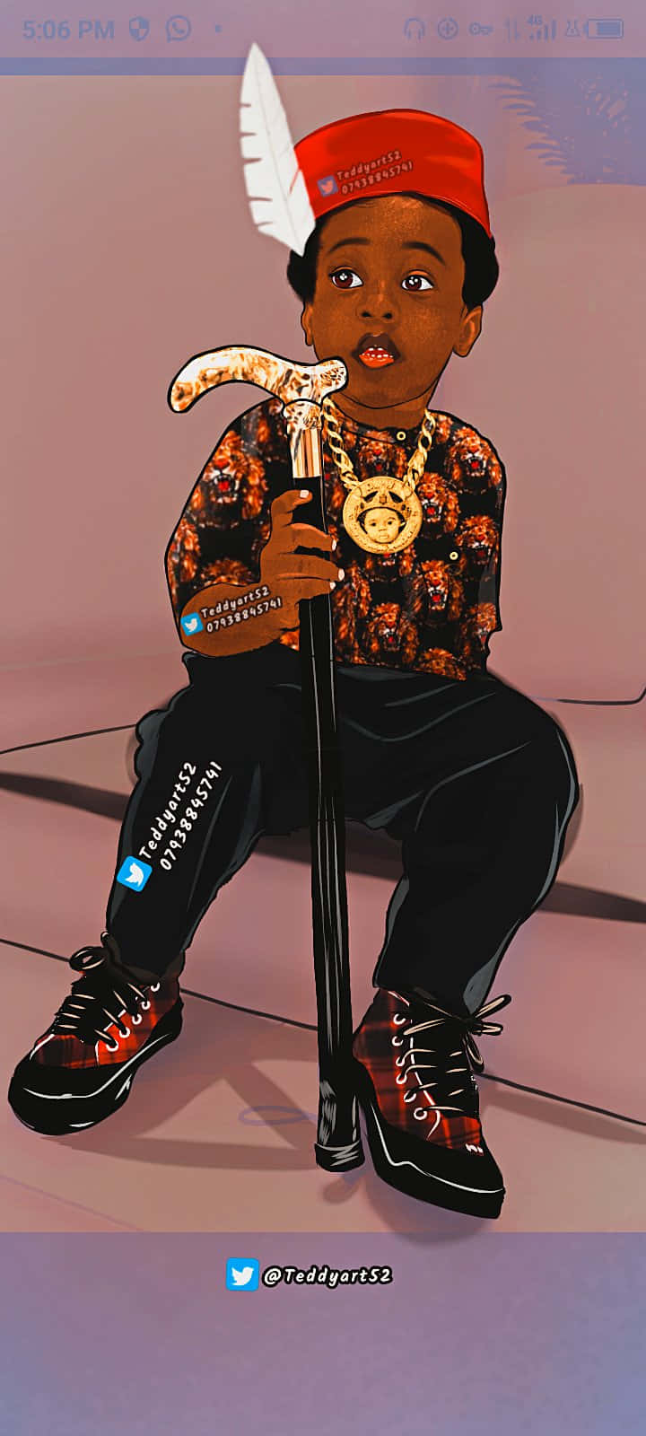 Dababy Cartoon 桌布 壁紙 — 一個風格化的年輕男孩，戴著紅色氈帽和金飾，坐在極簡風格的地板上，手持手杖。