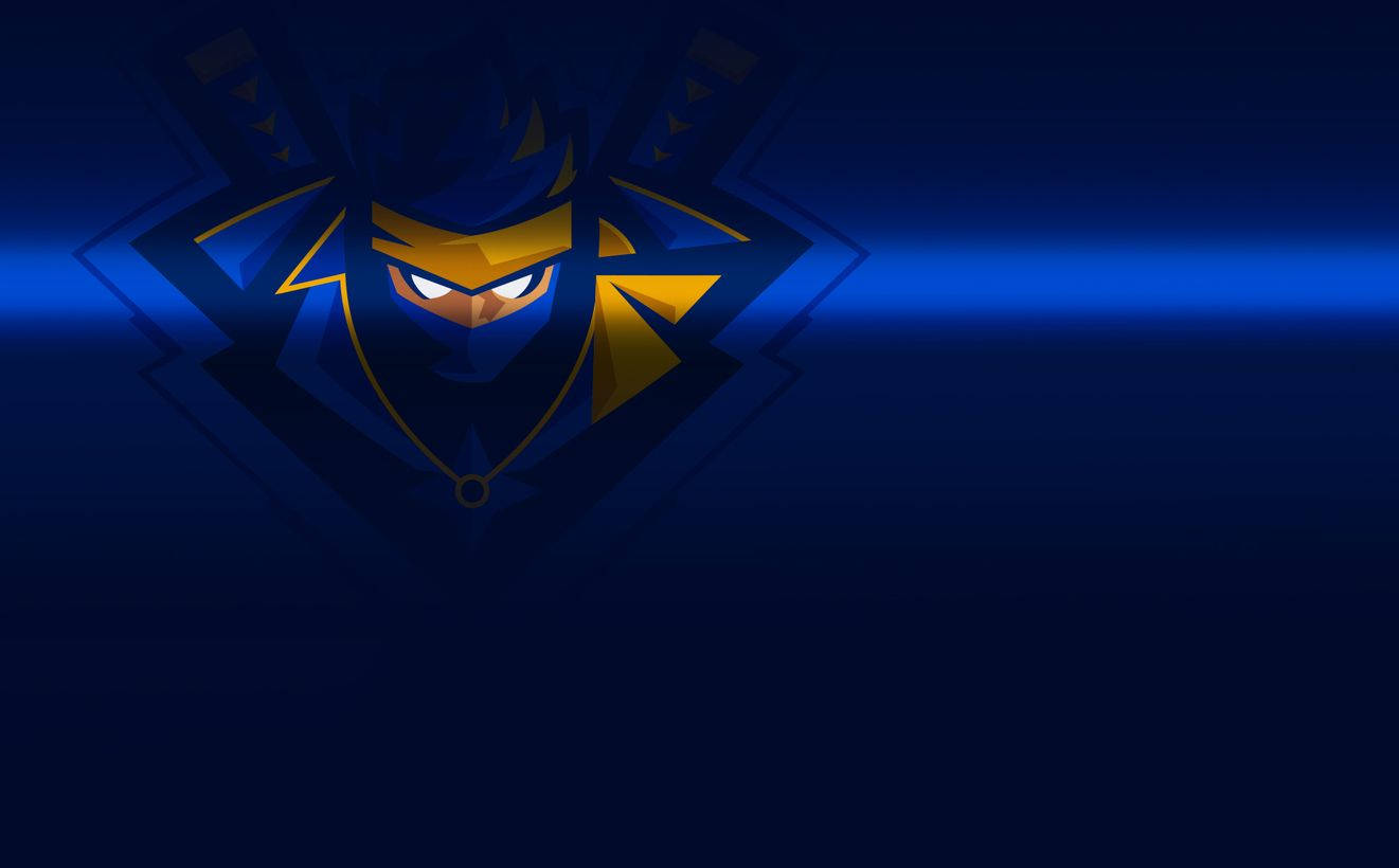 Ninja Fortnite 桌布 壁紙 — 一個風格化的忍者戰士，擁有發光的眼睛和金色點綴，從深藍色幾何徽章中浮現，背景為漸變色。
