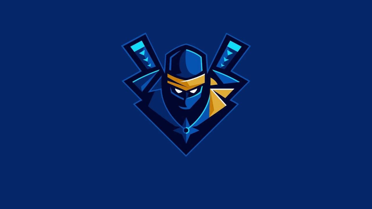 Ninja Fortnite 桌布 壁紙 — 一個風格化的忍者標誌，帶有交叉的劍和發光的眼睛，置於深藍色背景上。