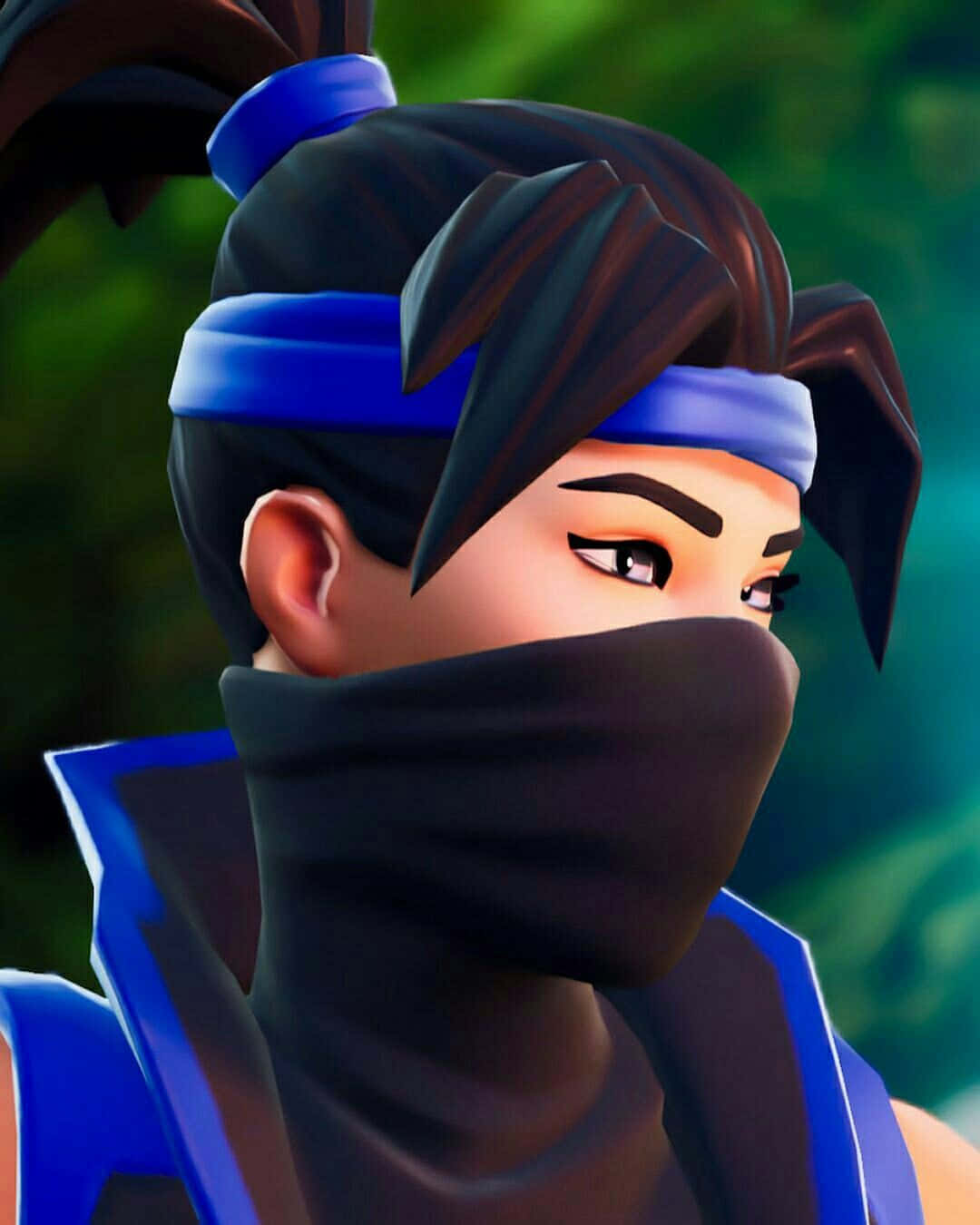 Fortnite Kuno 桌布 壁紙 — 一個風格化的忍者角色，深色頭髮和藍色頭帶，從茂密的綠色背景中專注地凝視。
