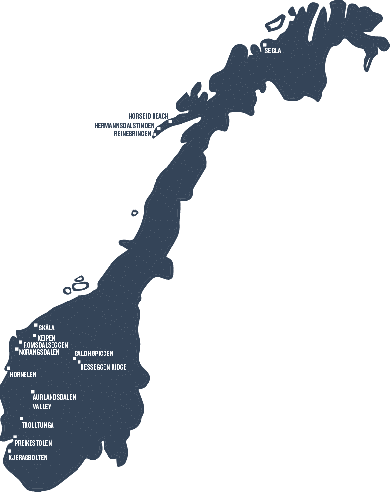 Map 桌布 壁紙 — 一個風格化的挪威地圖，深藍色在綠色背景上，標有旅遊景點。
