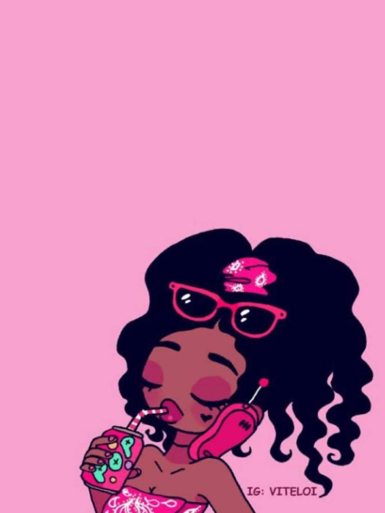 Black Girl 桌布 壁紙 — 一個風格化的插圖，描繪一位擁有捲髮和粉紅色太陽眼鏡的女性，在純粉紅色背景前，一邊喝飲料一邊拿著粉紅色手機。