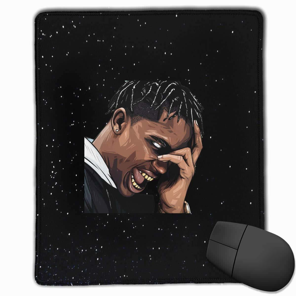 Travis Scott Cartoon 桌布 壁紙 — 一個風格化的插圖，描繪一個男人笑著用手遮臉，背景是星空的黑色滑鼠墊。