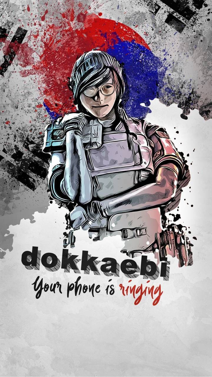 dokkaebi rainbow six siege 桌布 壁紙 — 一個風格化的插圖，描繪一個穿著戰術裝備的角色手持武器，背景是濺灑的紅色、藍色和灰色。