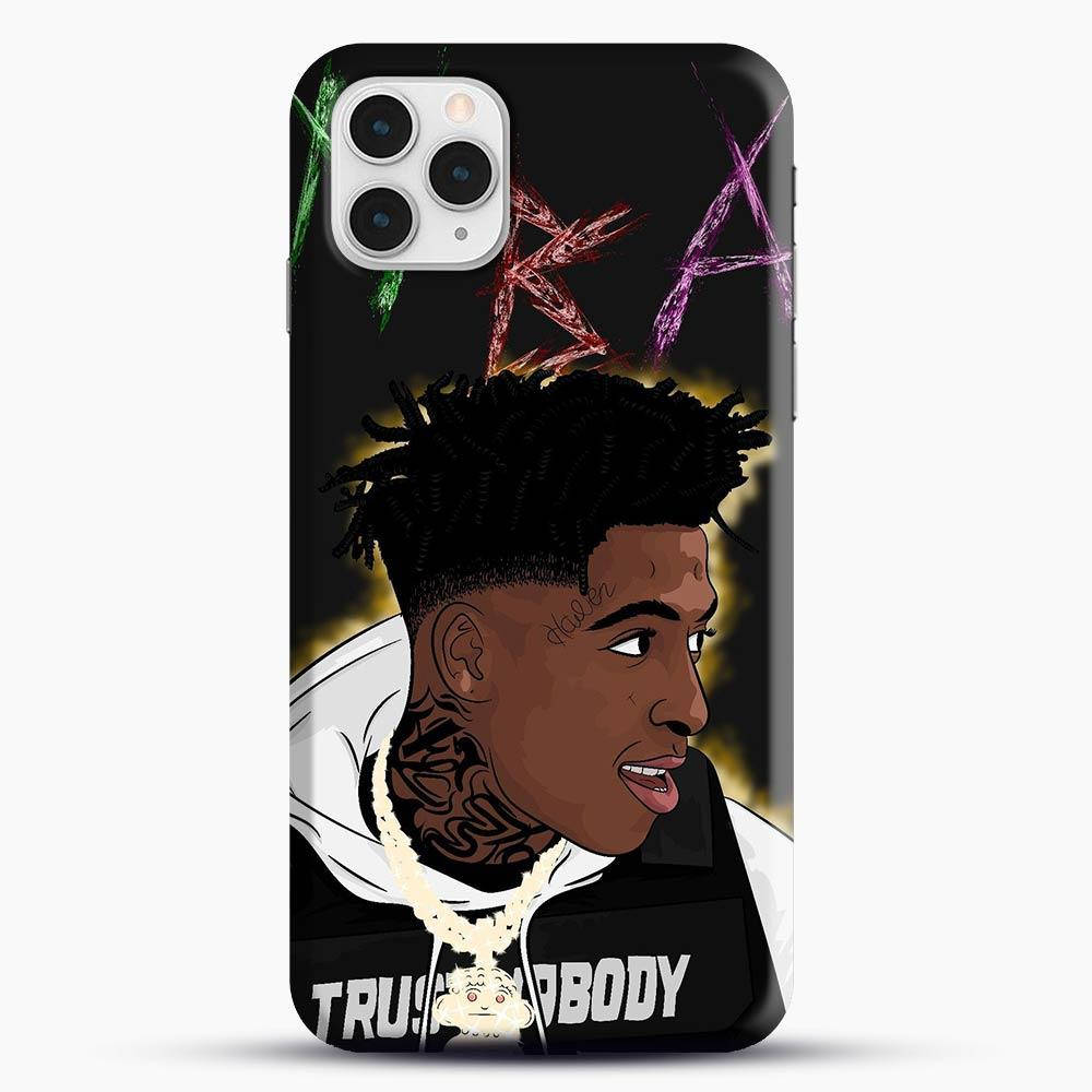 NBA Youngboy Cartoon 桌布 壁紙 — 一個風格化的插圖，描繪一名擁有雷鬼辮和刺青的男子，穿著連帽衫和鏈條，背景為黑色並帶有彩色塗鴉。