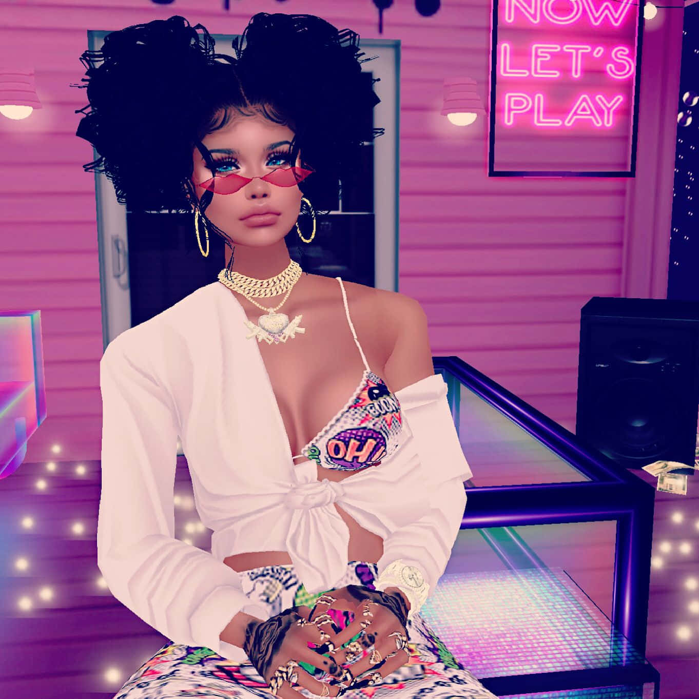 imvu 桌布 壁紙 — 一個風格化的數位頭像，擁有豐盈的黑髮和粉紅色太陽眼鏡，在一個霓虹燈照亮的粉紅色房間裡自信地擺姿勢，房間裡有一個發光的「NOW LET'S PLAY」標誌。