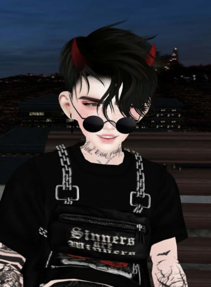 imvu 桌布 壁紙 — 一個風格化的數位頭像，黑髮、紅色角、圓形太陽眼鏡，身穿黑色服裝配鏈條帶和一個寫有「Sinners are Winners」的小袋，背景是黃昏時分的城市天際線。