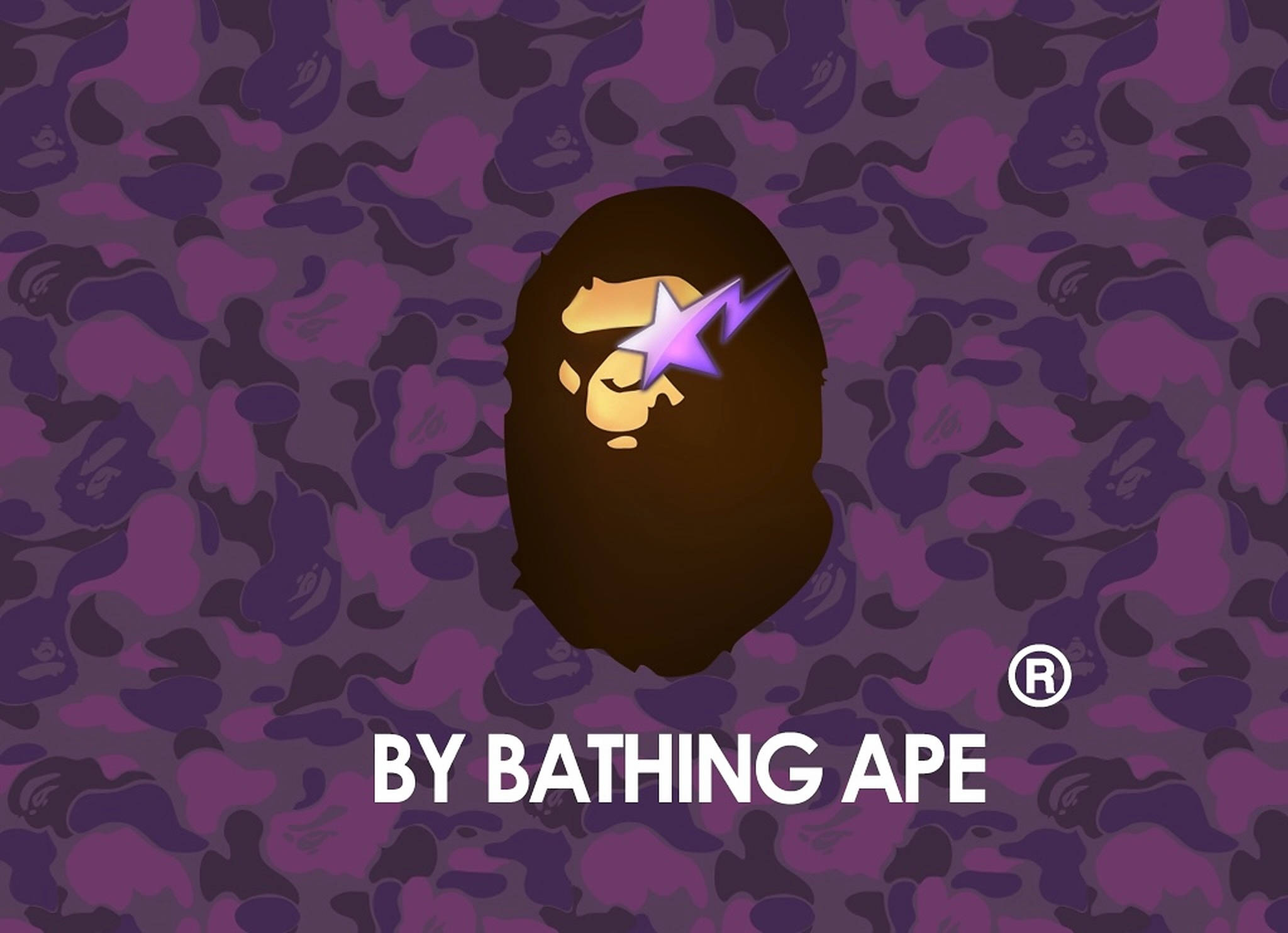 BAPE 標誌 桌布 壁紙 — 一個風格化的棕色猿頭標誌，帶有紫色閃電眼睛，置於紫色迷彩背景上。
