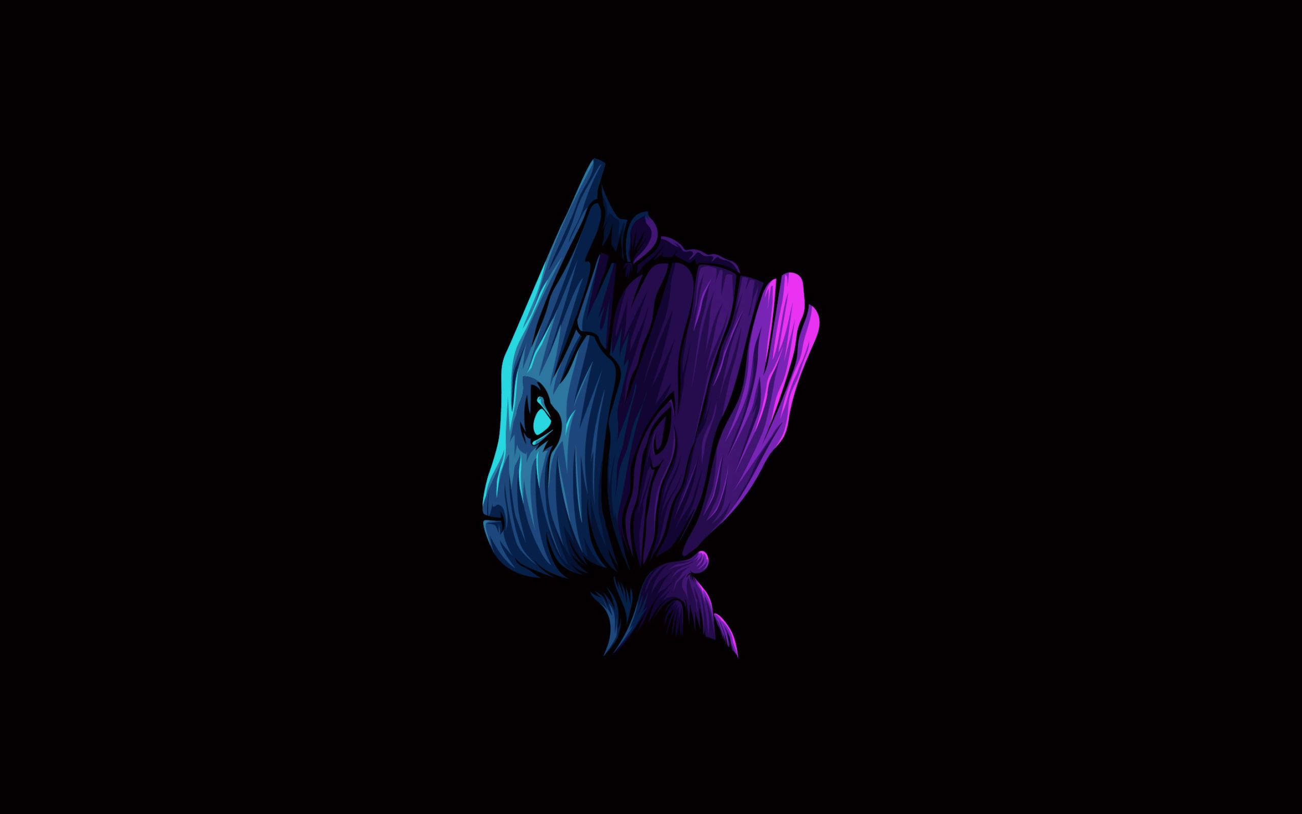 AMOLED 4K 桌布 壁紙 — 一個風格化的樹狀生物，擁有發光的青色眼睛和從藍色到紫色的漸變樹皮，在純黑色背景下形成鮮明對比。